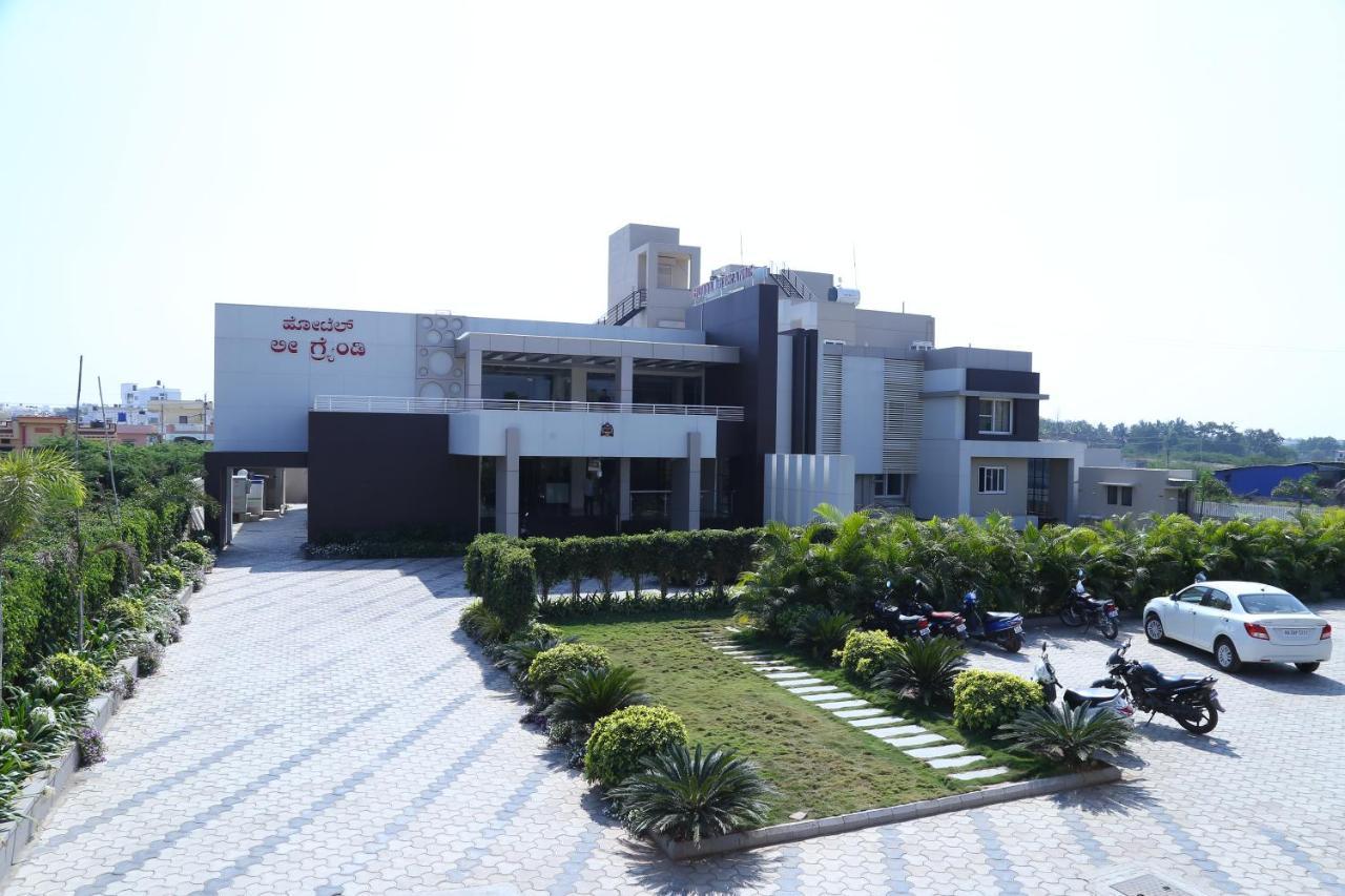 Hotel Le Grande Bijapur  Bagian luar foto